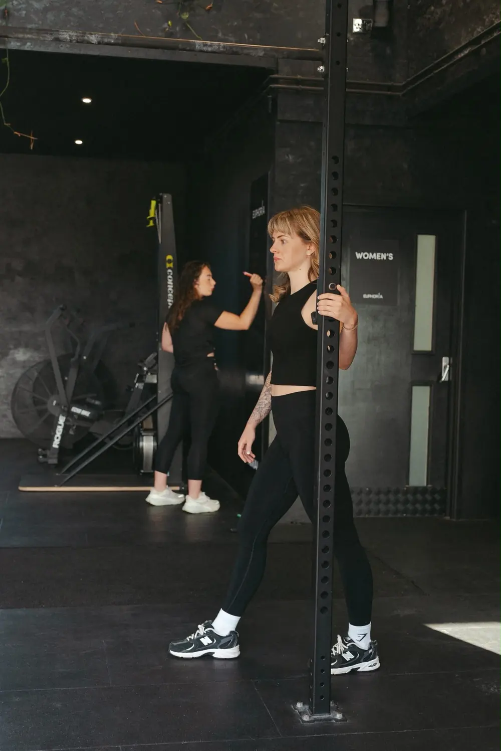 Member moving between stations in the rig